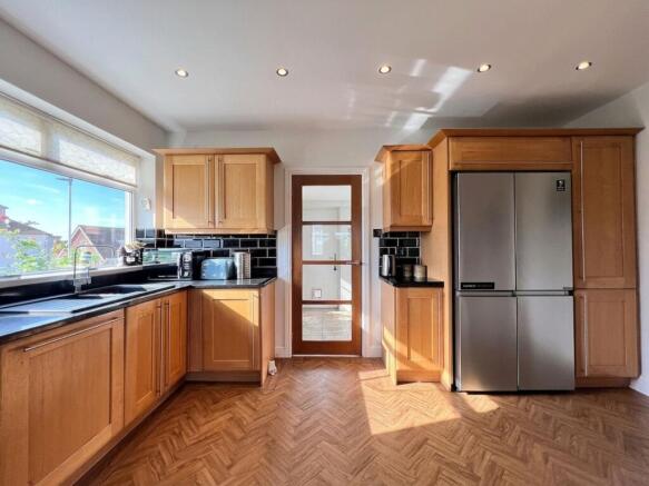 4 bed Detached for sale Image 5