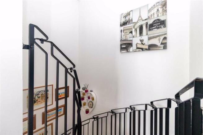 FIRST FLOOR LANDING