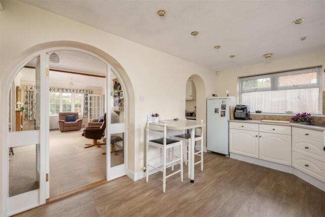 3 bed House for sale Image 4