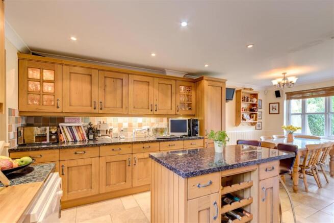 KitchenBreakfastRoomV2.jpg