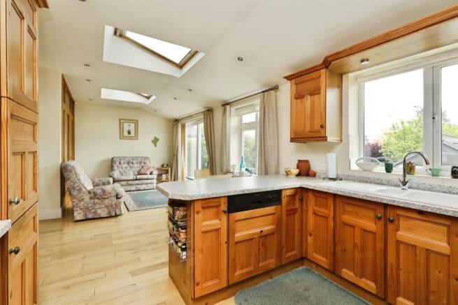 4 bed Semi-Detached for sale Image 7