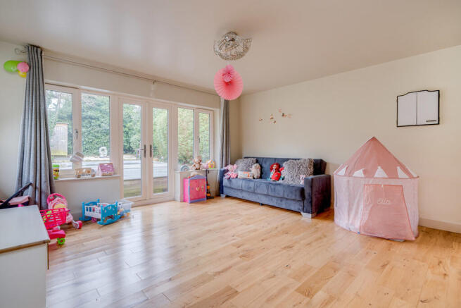 5 bed Detached for sale Image 12