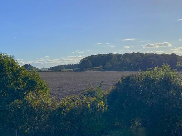 Farmland to the r...