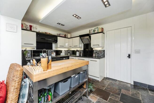 4 bed Semi-Detached for sale Image 11