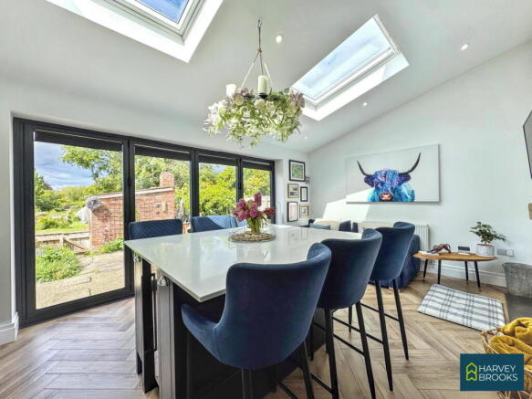 5 bed Detached for sale Image 7