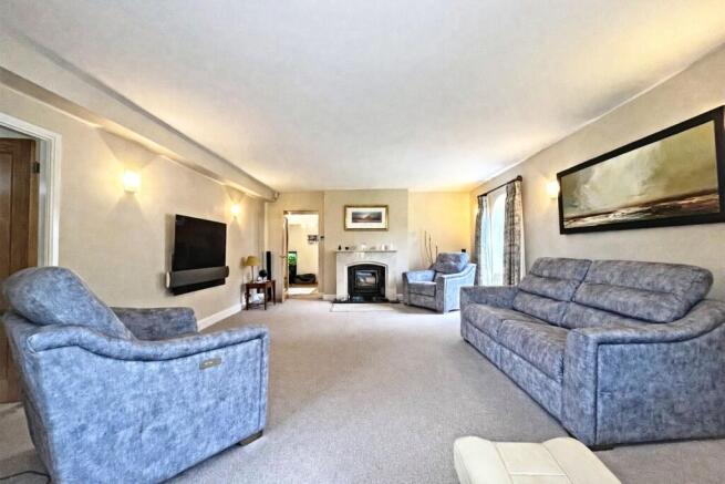 5 bed Detached for sale Image 4