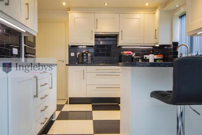 4 bed Detached for sale Image 9