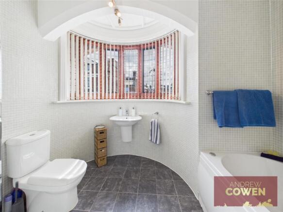 2 bed Apartment for sale Image 11