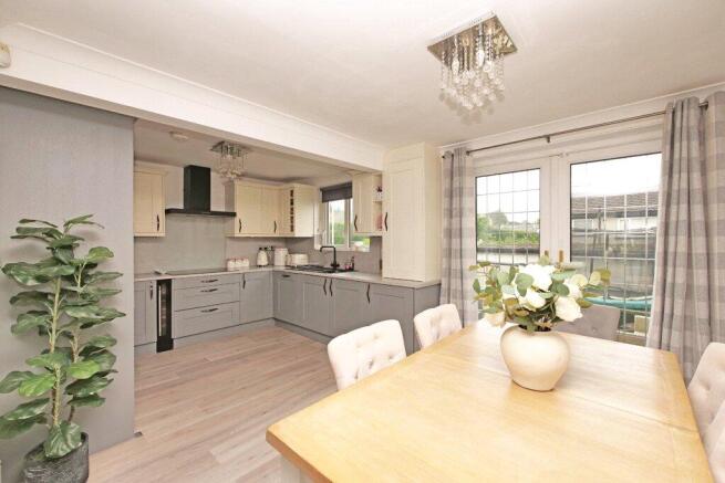 4 bed Semi-Detached for sale Image 2