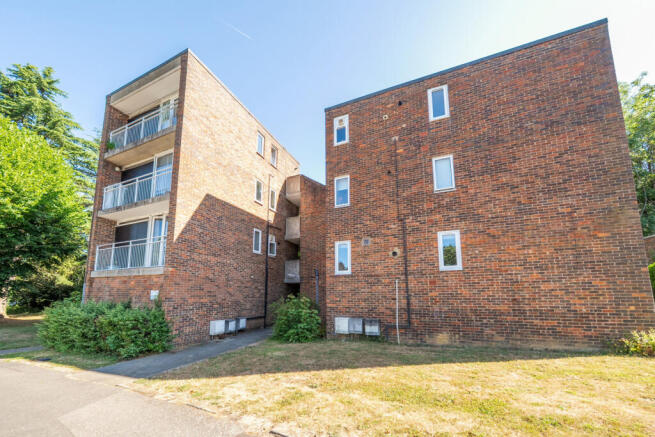 1-bed flat on Leaf Close, Northwood, Hillingdon, £280,000