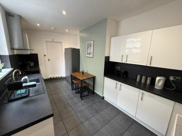 1 bed House Share to rent Image 4