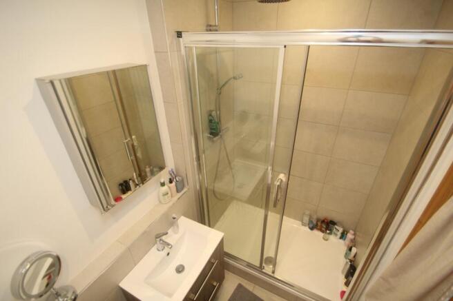 4 bed Semi-Detached to rent Image 8