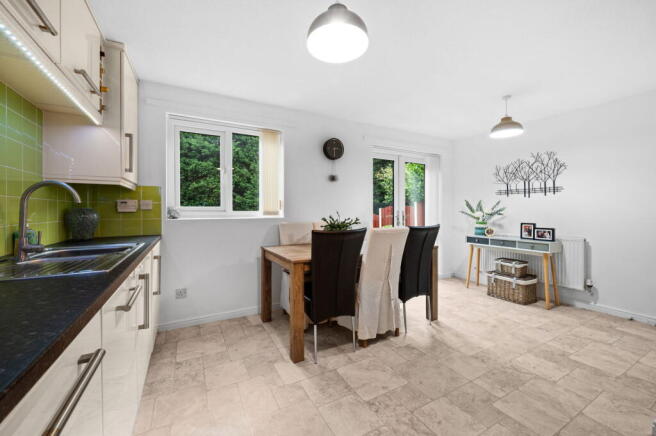 4 bed Detached for sale Image 9