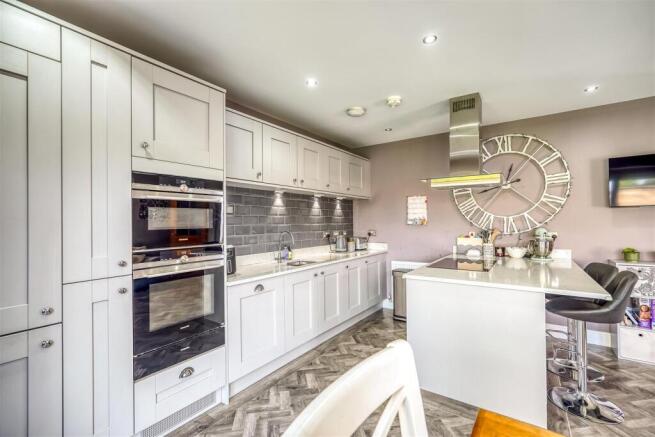 4 bed Detached for sale Image 12