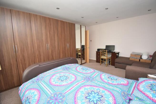 Bedroom 2 (2)