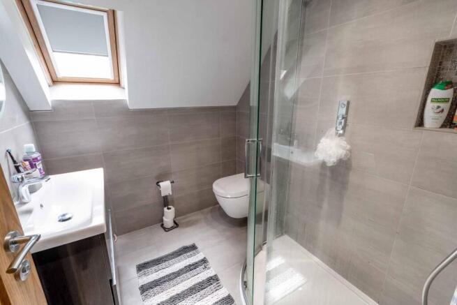5 bed Detached for sale Image 9