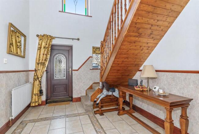6 bed Detached for sale Image 5