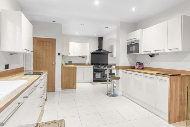 4 bed House for sale Image 5