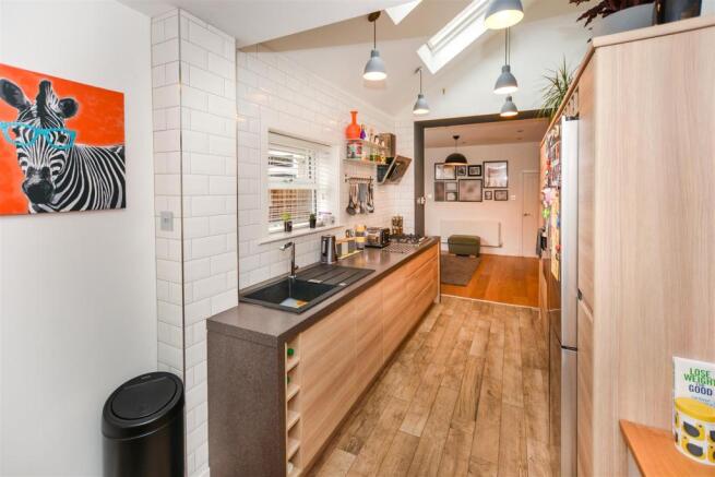 STUNNING FITTED KITCHEN / DINING ROOM