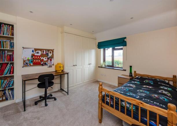 5 Dimmingsdale Road-bed3.jpg