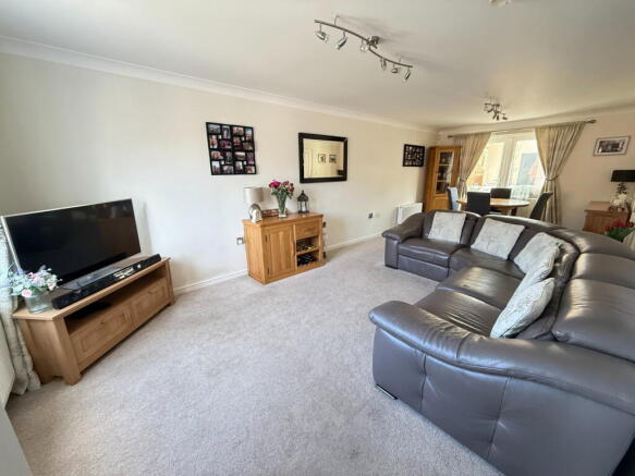 4 bed Detached for sale Image 8