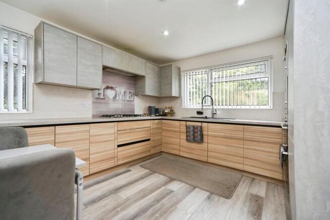 4 bed Detached for sale Image 7