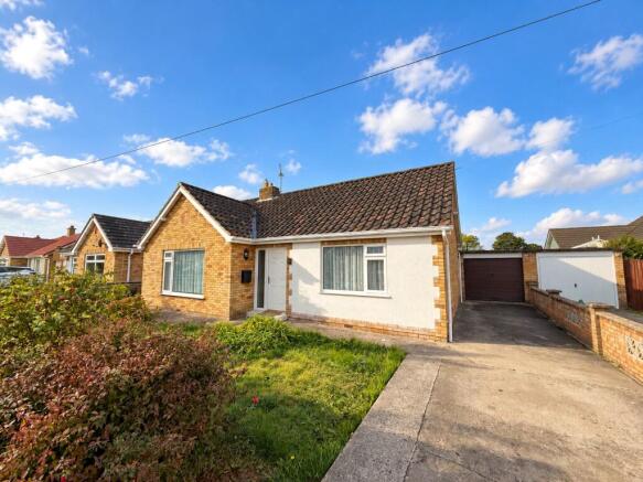 2-bed bungalow on Alstone Gardens, West Huntspill, Highbridge, Somerset, TA9, £299,950