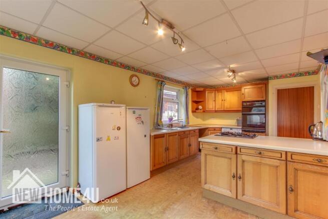 KITCHEN / BREAKFAST ROOM: