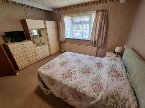 Bed 1.jpg