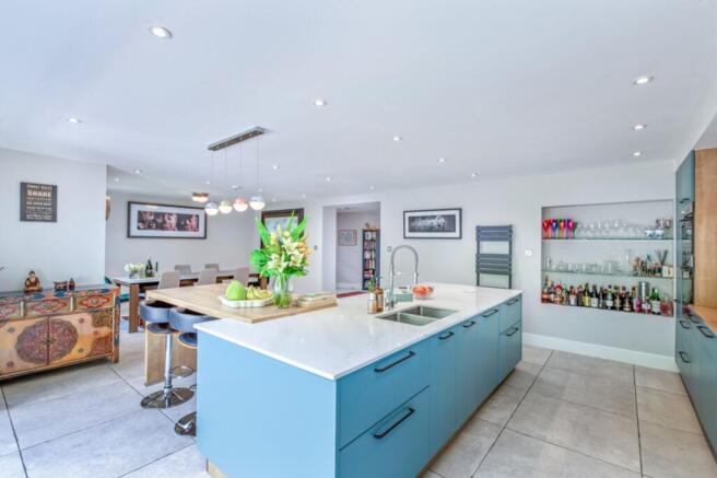 4 bed Detached for sale Image 6