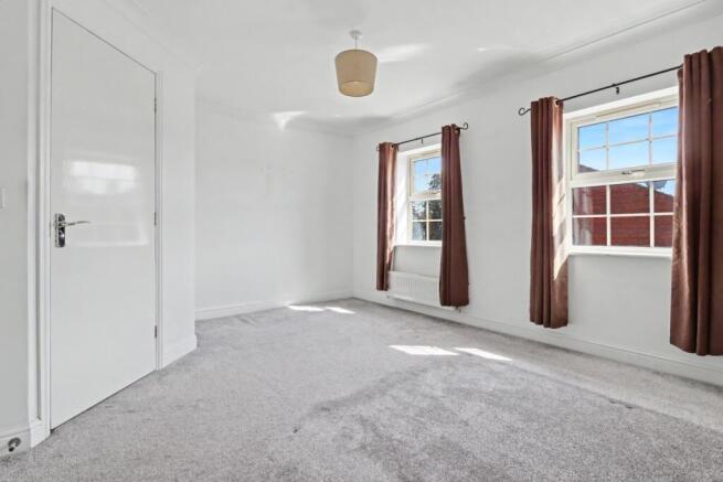 4 bed Town House to rent Image 8