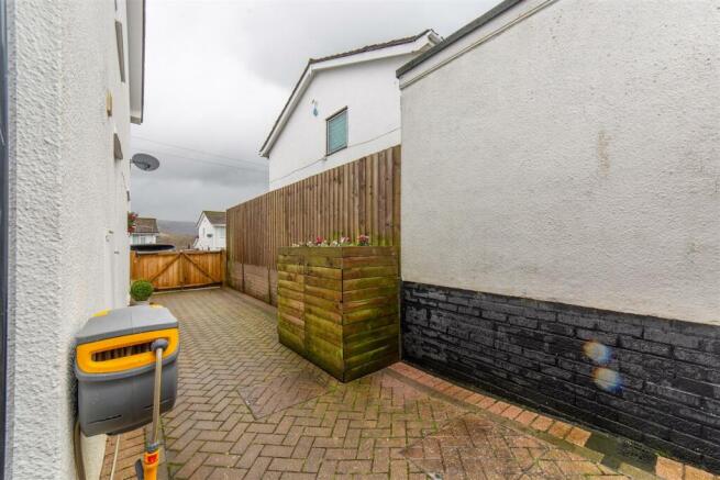 11 Hazel Close-23.jpg