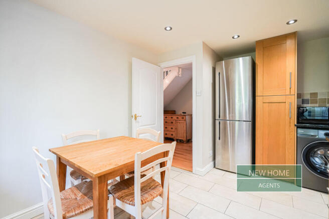 6 bed Detached for sale Image 9