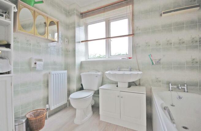 Bathroom b.jpg