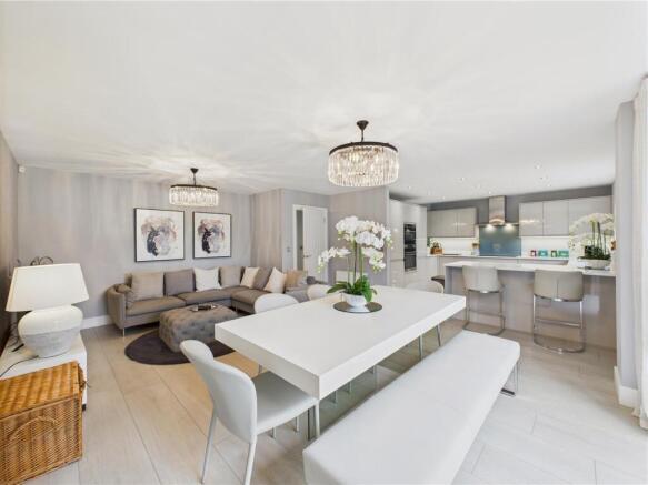 5 bed Detached for sale Image 9