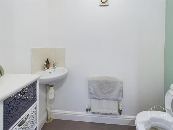 GUEST CLOAKROOM