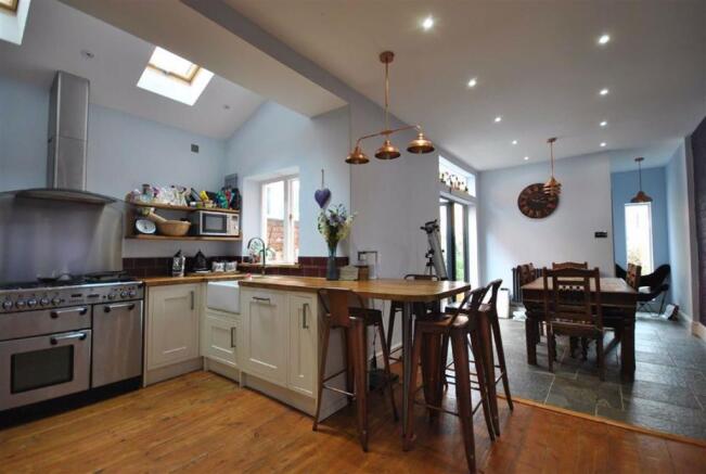 KITCHEN/DINING ROOM