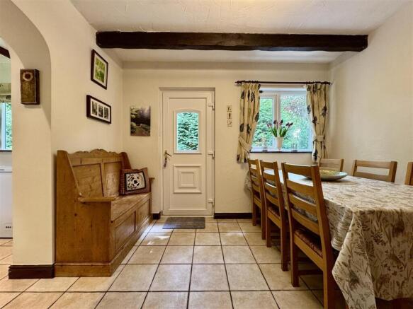 5 bed Detached for sale Image 8