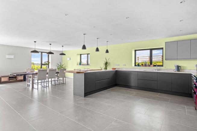 6 bed Detached for sale Image 6