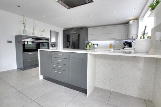 5 bed Detached for sale Image 9