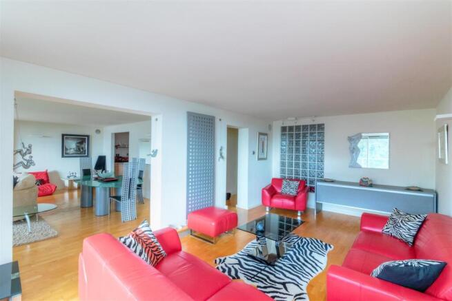 3 bed Apartment for sale Image 11
