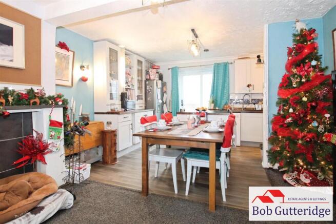 OPEN PLAN KITCHEN / LIVING SPACE