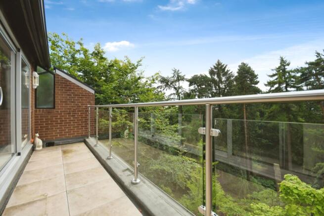 3 bed Flat for sale Image 4
