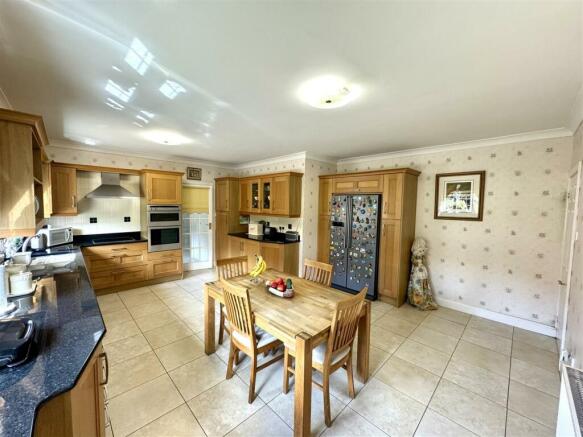 KITCHEN/BREAKFAST ROOM