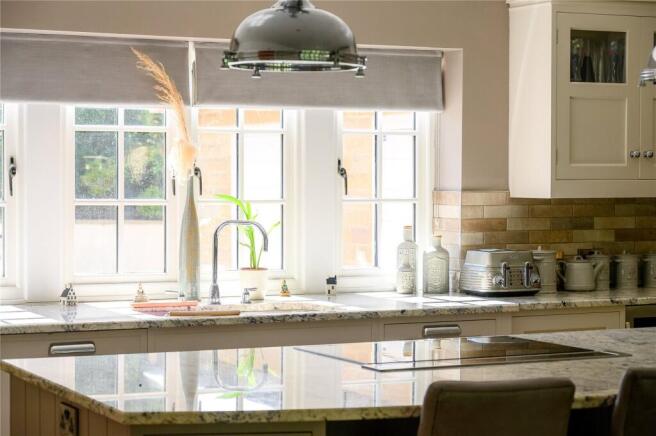 5 bed Detached for sale Image 12