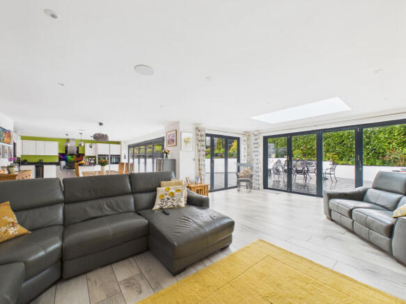 CAM01984G0-PR0581-STILL029