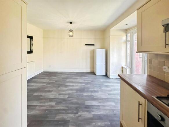 3 bed Semi-Detached to rent Image 4