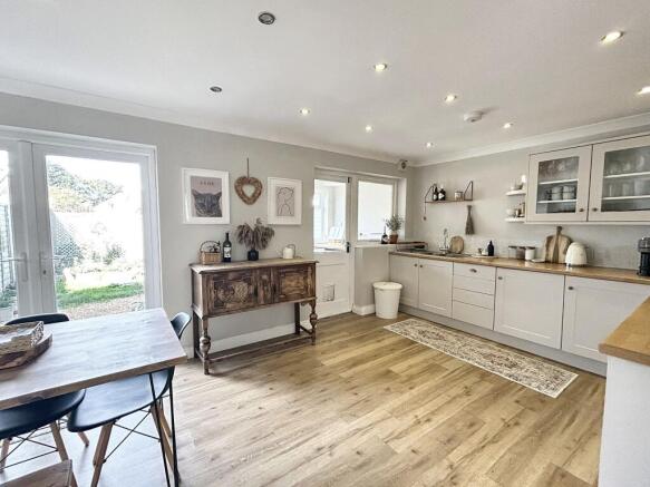 KITCHEN/DINING ROOM
