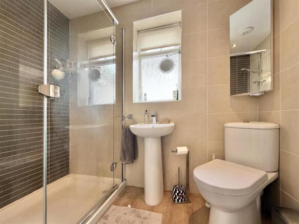 Master Ensuite.jpeg