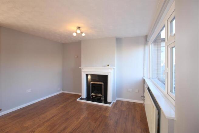 52 Kingswood Road 2021 living.jpg